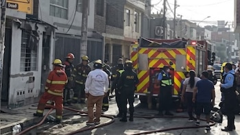 Joven autista muere atrapado en incendio en SMP: su madre intentó rescatarlo entre las llamas