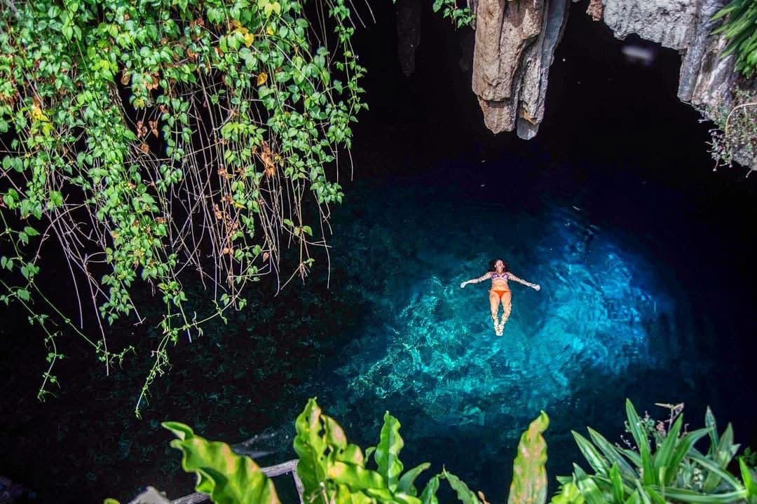 Desciende 15 metros y nada en las aguas cristalinas de uno de los cenotes más bellos de Yucatán