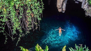 Desciende 15 metros y nada en las aguas cristalinas de uno de los cenotes más bellos de Yucatán