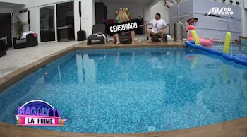 Llega stripper a bailar a Alfredo Benavides. (Captura: Magaly TV La Firme)