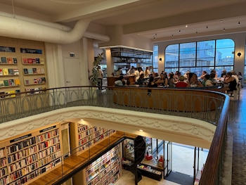 Librería Feltrinelli, en la Ciudad Vieja de Montevideo, revitalizó un histórico local (Pedro Tristant/Infobae)