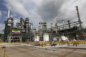FOTO DE ARCHIVO: Trabajadores petroleros caminan frente a una refinería de petróleo reacondicionada en Esmeraldas, Ecuador. 17 de diciembre de 2015. REUTERS/Guillermo Granja