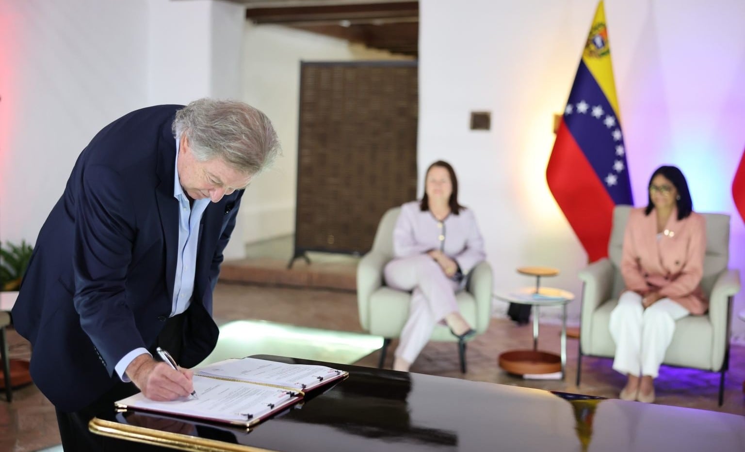 Jaime Gilinski y la presidenta interina de Venezuela Delcy Rodríguez firmaron acuerdo para que GeoPark ingresara al mercado petrolero en ese país - crédito @Cancilleria_ve/X