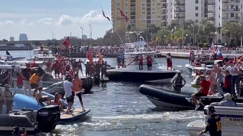 El loco festejo de Tom Brady tras ganar un nuevo título en la NFL: arrojó el trofeo de más de 50 mil dólares de un yate al otro