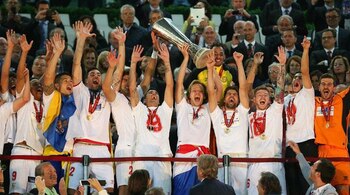 Los futbolistas del Sevillan levantan