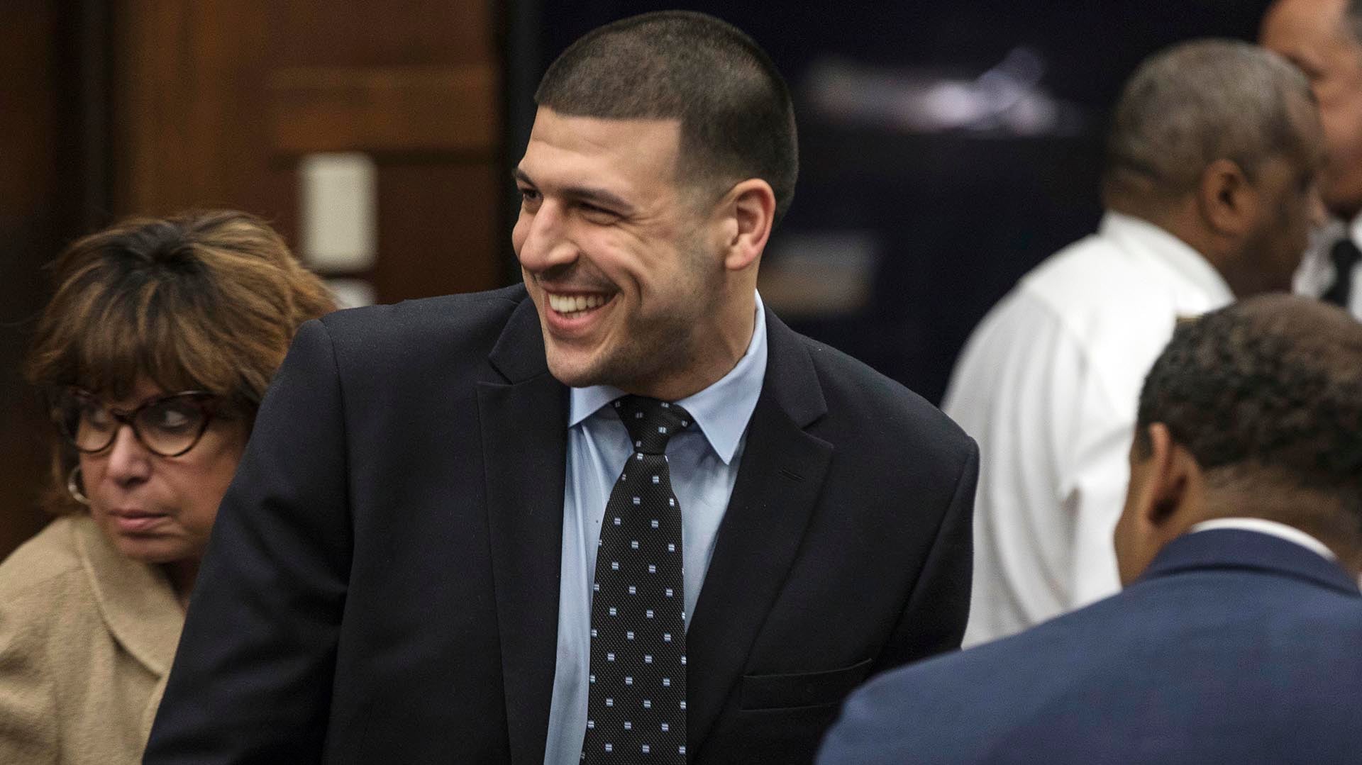 Aaron Hernandez le sonríe a su pareja e hija en el juzgado durante el proceso penal (Keith Bedford /The Boston Globe via AP, Pool)