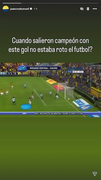Captura de pantalla de un partido de fútbol en un estadio con césped verde, jugadores en acción y un balón cerca del arco, junto a gradas con aficionados y un marcador electrónico