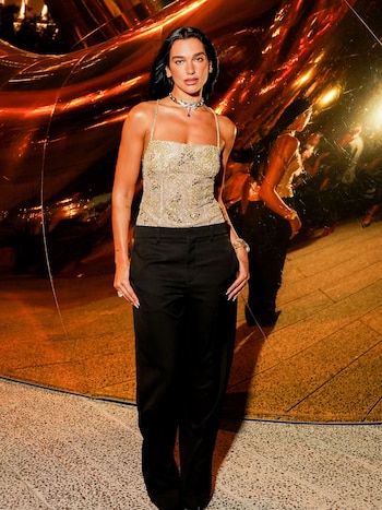 Dua Lipa, Anne Hathaway y Lisa fueron las estrellas de un evento de alta joyería en Nueva York: los looks de las embajadoras