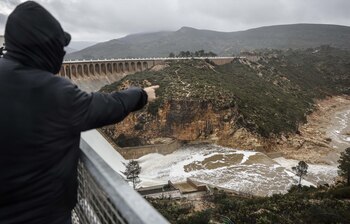 Embalse de Forata desembalsando agua,