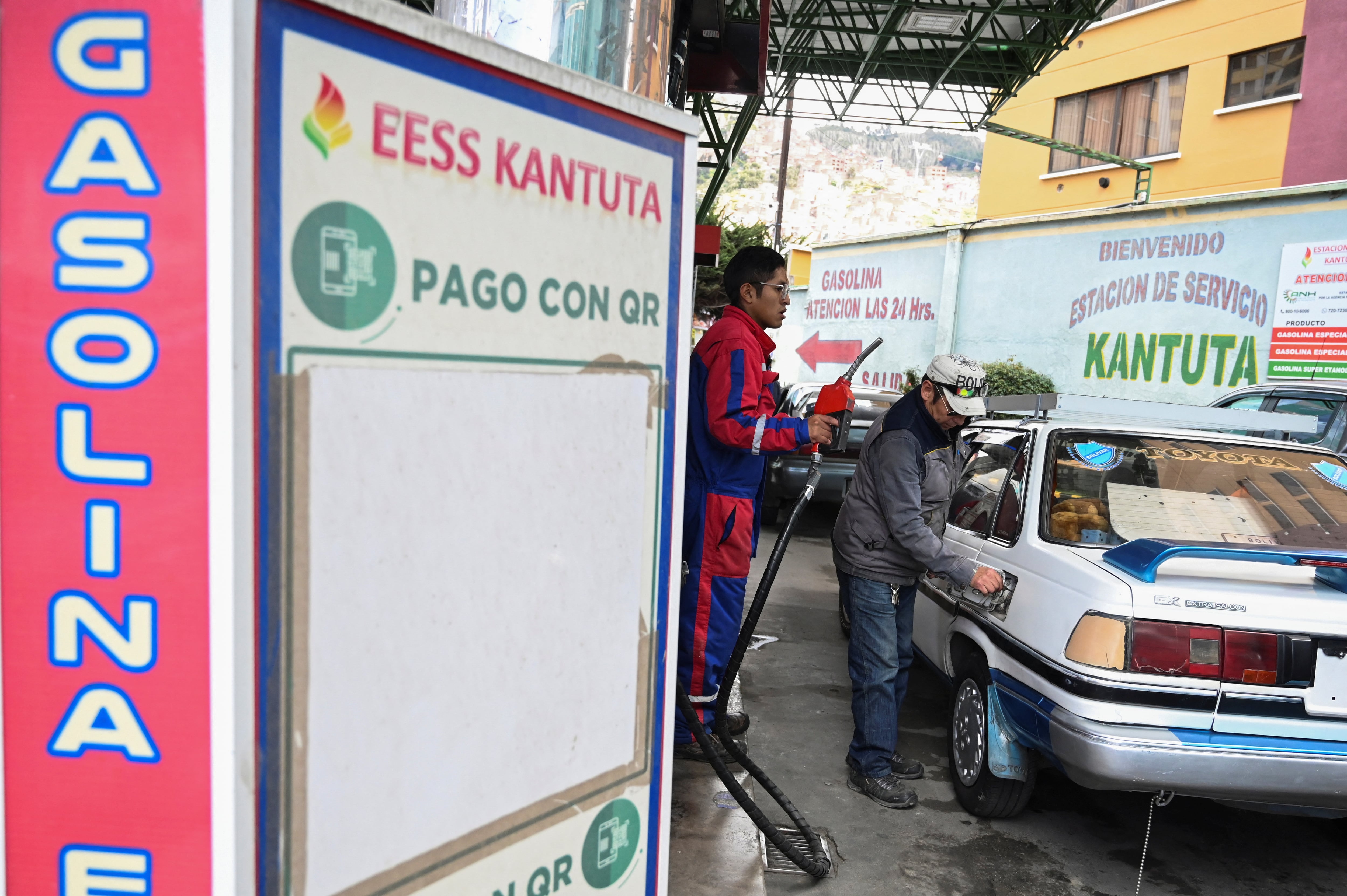 Un conductor abastece su vehículo en una estación de servicio de La Paz (REUTERS/Claudia Morales)