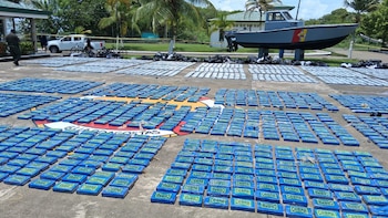 La Estación de Guardacostas interceptó una lancha tipo Go Fast con 4.022 paquetes de clorhidrato de cocaína - crédito Armada de Colombia