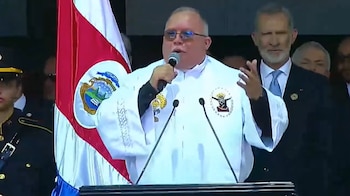 Sergio Valverde, sacerdote que brinda una oración. Foto Infobae/Cortesía Presidencia de Costa Rica