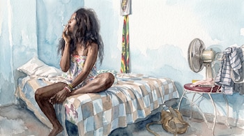 Pintura en acuarela de una mujer que está sentada en una cama con un cigarrillo en la mano, un ventilador sobre una silla y un bolso en el suelo.