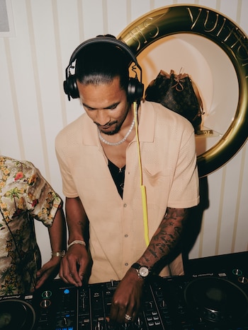 El portero del West Ham ofreció su primer set de DJ en el pub Star of Bethnal Green, en el este de Londres (Crédito: Instagram / @alphonseareola)