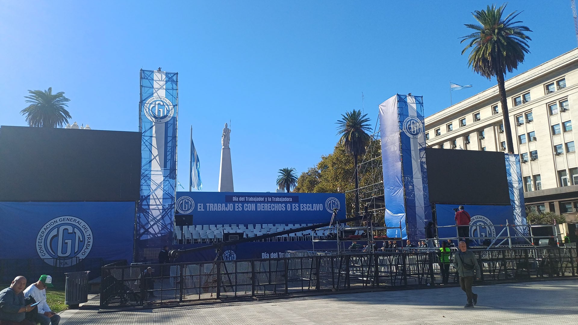 El escenario instalado en la Plaza de Mayo donde la CGT realizará el acto por el Día del Trabajador