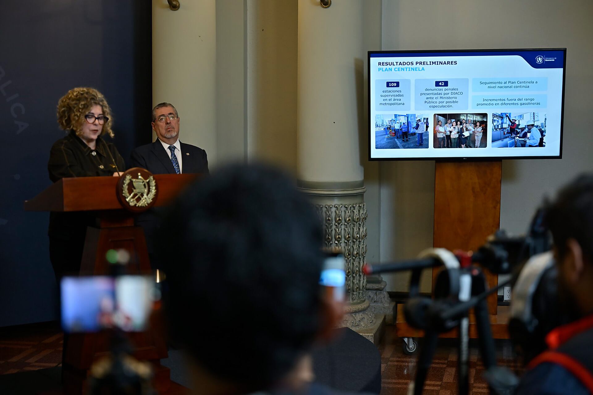 La Ministra de Economía y Comercio Exterior de Guatemala, Gabriela García, ofrece conferencia de prensa acompañada del presidente Arévalo.(Secretaría de Comunicación Social de la Presidencia)