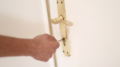 El peligro de dejar las llaves por dentro de la puerta de casa