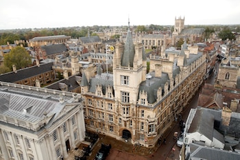 La universidad británica mantiene estándares de ingreso muy exigentes y sigue entre las opciones más competitivas para aspirantes estadounidenses (REUTERS/Matthew Childs/File Photo)