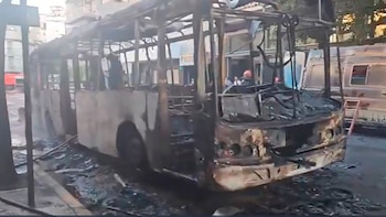 Un colectivo quedó totalmente carbonizado