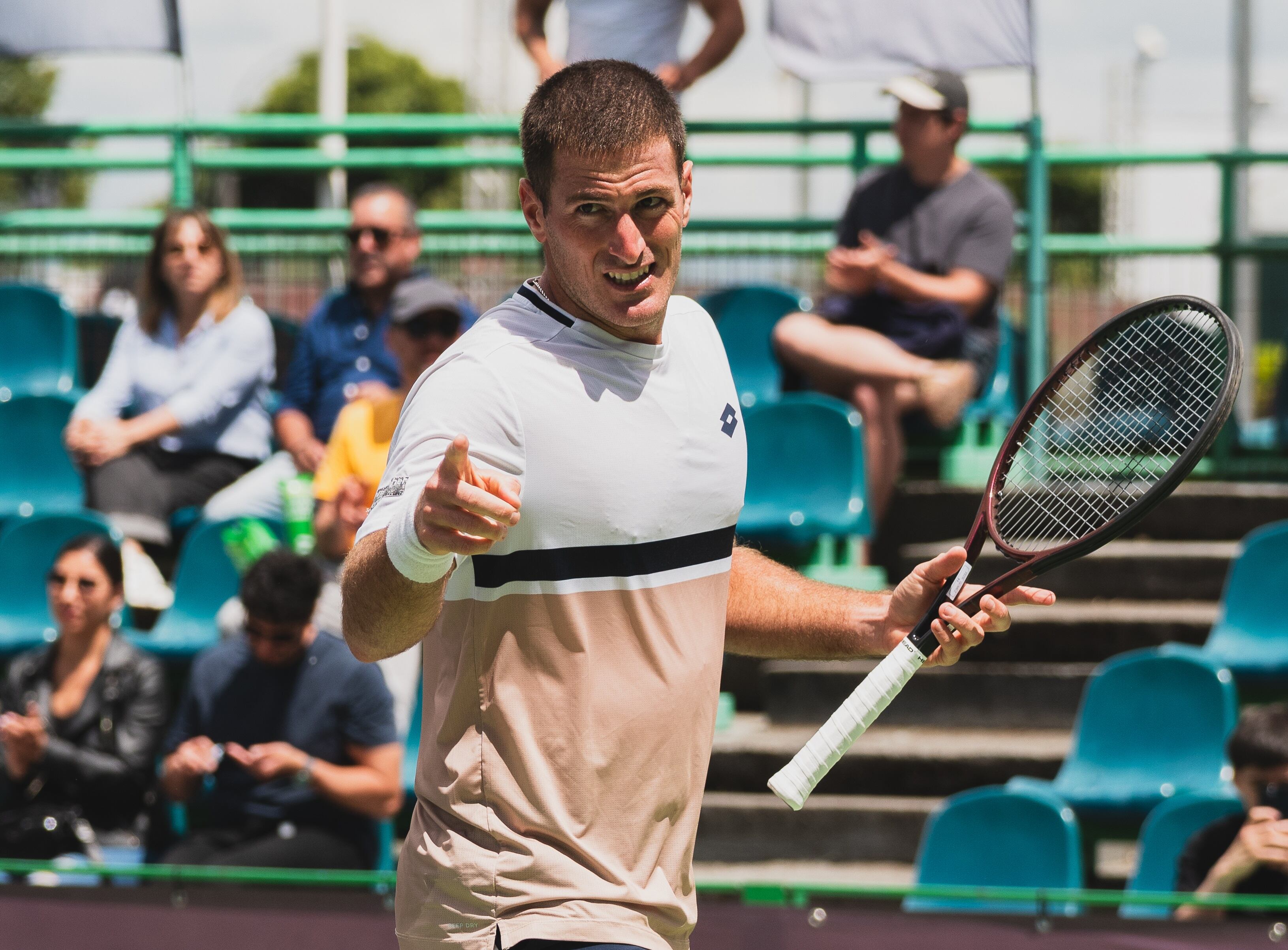El Bombardero Gómez jugó un tenis sin fisuras: fue 6-4 y 6-1 sobre Lautaro Midón (Crédito: Challenger de Temuco)