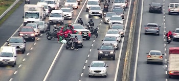 Dos motociclistas chocaron sobre la General Paz, a la altura de la avenida Ricardo Balbín y sentido al Río de La Plata