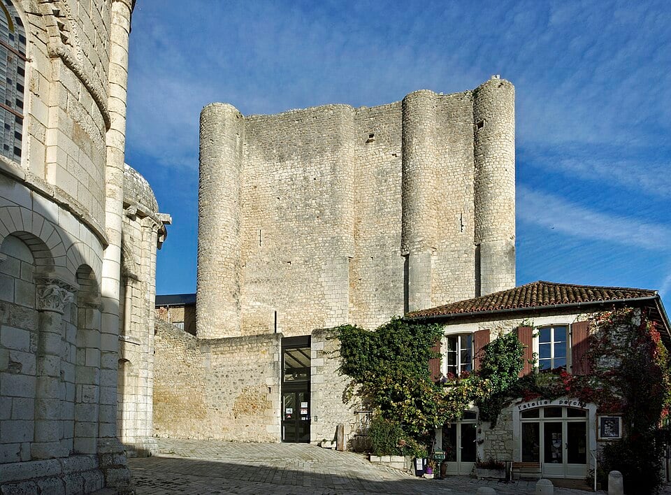 Torre del Castillo de Gouzon, ubicada al norte de la Colegiata de Saint-Pierre. Es lo único que queda en pie del castillo con el mismo nombre que la torre. (Wikimedia/ Daniel Jolivet)