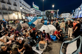 29/09/2026 Decenas de personas continúan acampadas, a 29 de septiembre de 2026, en Madrid (España). El Sindicato de Inquilinas convoca una asamblea en la Puerta del Sol para informar sobre la situación de la acampada por el derecho a la vivienda. Abordan el preacuerdo con Urbagestión para que Maricarmen pueda regresar a su vivienda, y analizan las medidas del Consejo de Ministros. La organización mantiene sus demandas de contratos de alquiler indefinidos y freno a los desahucios.
POLITICA
Diego Radamés - Europa Press