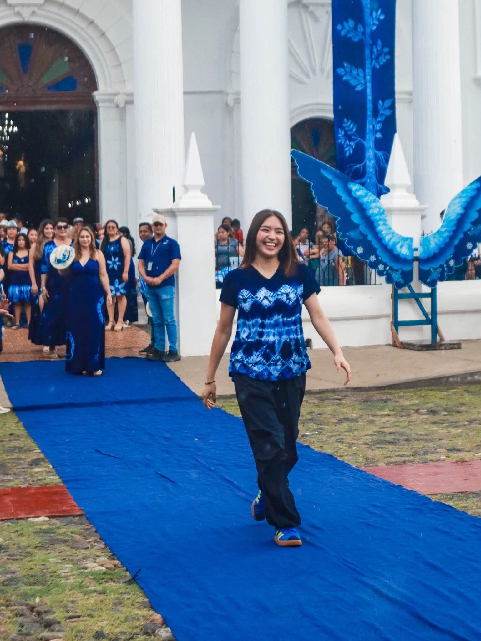 La exhibición reunió a participantes locales de distintas tallas, quienes lucieron el característico color obtenido de la planta ante visitantes llegados de El Salvador y otros países durante el fin de semana (Foto cortesía alcaldía de Cuscatlán Norte)