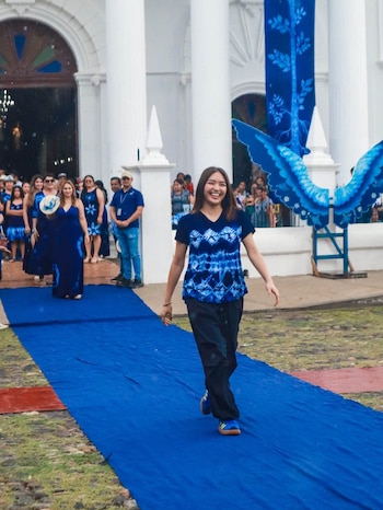 La exhibición reunió a participantes locales de distintas tallas, quienes lucieron el característico color obtenido de la planta ante visitantes llegados de El Salvador y otros países durante el fin de semana (Foto cortesía alcaldía de Cuscatlán Norte)