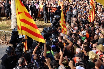 Presencia policial en la concentración en apoyo a Carles Puigdemont. (Reuters/Nacho Doce)
