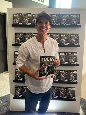 Entre sus emprendimientos estuvo el lanzamiento de una autobiografía