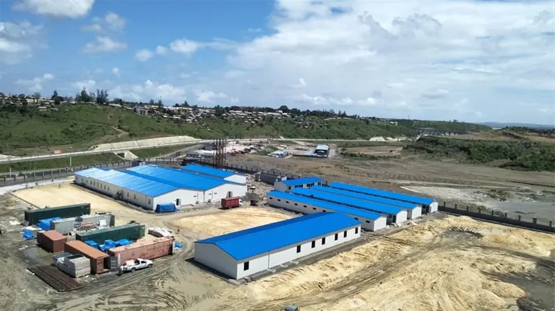 Vista aérea de nuevos campamentos mineros modulares con techos azules y contenedores