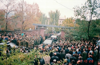 Una multitud despidió los restos del primer ministro asesinado en el asalto al Parlamento de Armenia