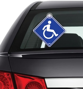 Llamó la atención fue que contaba con una calcomanía azul con el logo de discapacidad que indica que una persona en esa condición va conduciendo o como pasajero - crédito homecenter.com.co