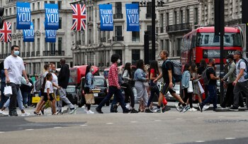 El gabinete de Johnson continúa estudiando si decretar restricciones sociales adicionales