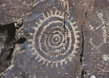 Este antigo petróglifo rochoso,