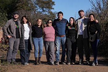 Lideres de la comunidad de Vinalito con Infobae. (De izq. a der.) Un equipo sustancial para la perdurabilidad y crecimiento de esa comunidad: Scolari de ACDI, Liliana Paniagua, secretaria ejecutiva de Redes Chaco; Daniela Blanco directora editorial de Infobae; la "Tochi" referente y dirigente jujeña histórica en distintas comunidades; Nadia Bosch, comunicación de Pronorte y Redes Chaco; y el técnico ambiental Fernando Semenza, de ACDI