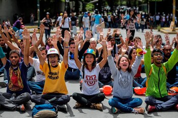 Estudiantes venezolanos en una marcha