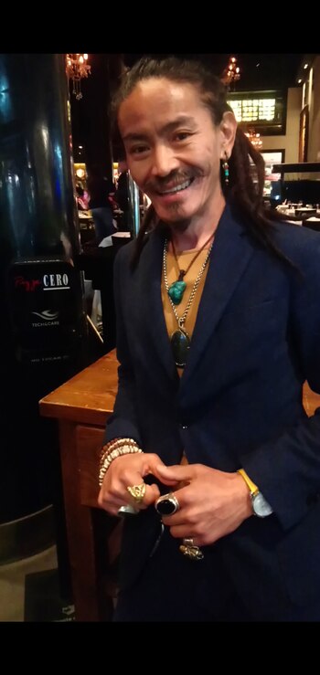 Yeshi Tenzin, como recepcionista en