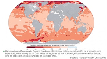 Mapa mundial con tonos rojos y naranjas que reflejan variaciones en la saturación de aragonito en la superficie de los océanos.