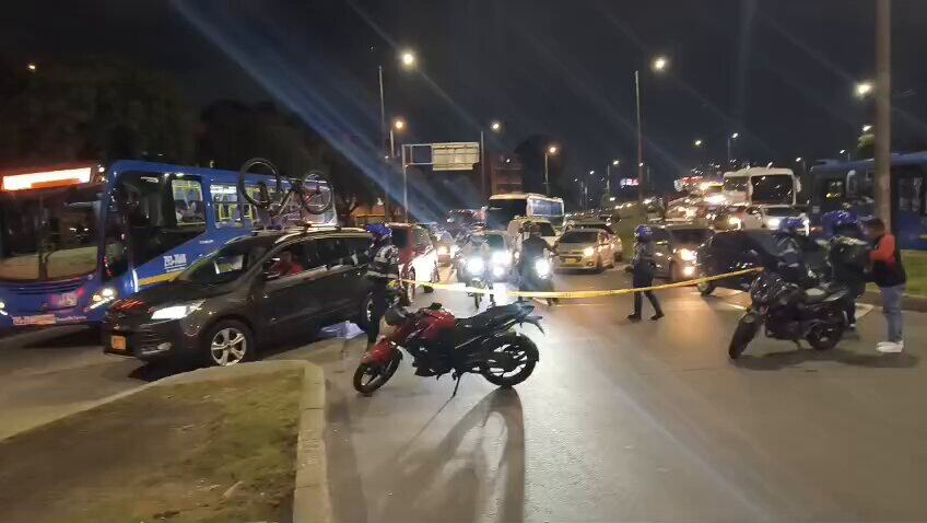Hinchas de Santa Fe recorrieron las principales calles de Bogotá durante la celebración del aniversario 85 del club. - crédito captura de video