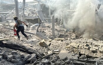 Un hombre lleva un extintor