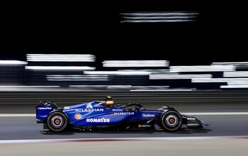 Carlos Sains arriba del FW47