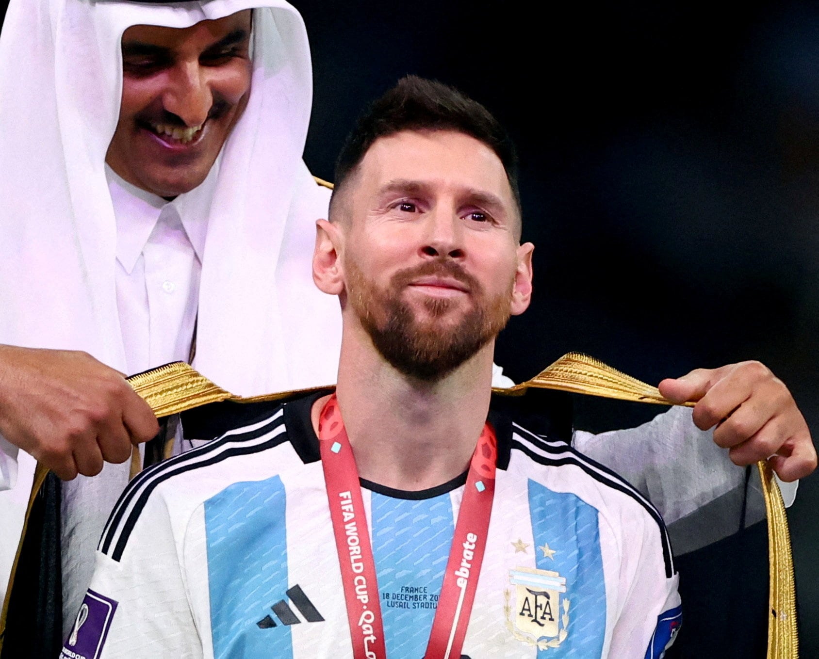 El periodista vinculó la despedida de Messi de la selección argentina con un proceso personal atravesado también por la muerte de su padre FILE PHOTO: Soccer Football - FIFA World Cup Qatar 2022 - Final - Argentina v France - Lusail Stadium, Lusail, Qatar - December 18, 2022 A robe is put on Argentina's Lionel Messi by Emir of Qatar Sheikh Tamim bin Hamad Al Thani during the trophy ceremony REUTERS/Hannah Mckay/File Photo