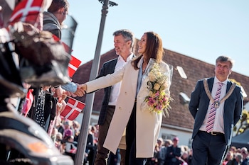 El rey Federico y la reina María de Dinamarca son recibidos por los ciudadanos de Fredensborg en el patio del Palacio de Fredensborg, Dinamarca, el 5 de mayo de 2025. (Ritzau Scanpix/Thomas Traasdahl vía REUTERS).