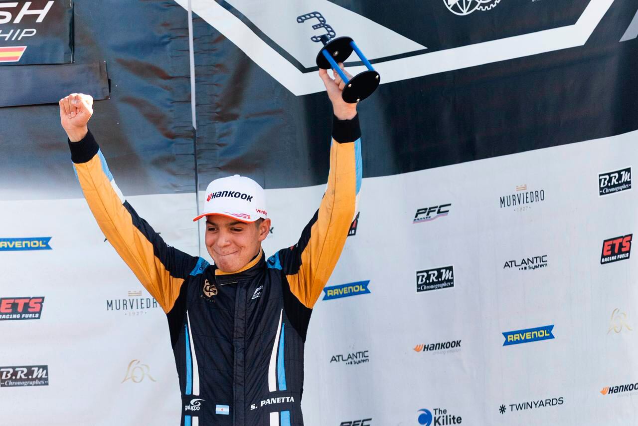 En un podio este año en Valencia en la Fórmula 4 Española (Santino Panetta / Bullet Sports Management)