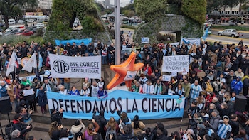 La comunidad científica marchó al Obelisco y reclamó por la falta de financiamiento: “Estamos viviendo un cientificidio”