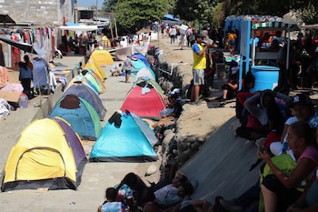 Migrantes permanecen en campamentos improvizados