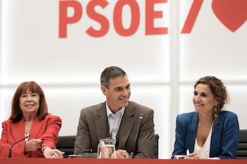 05/10/2026 (I-D) La presidenta del PSOE, Cristina Narbona; el presidente del Gobierno y secretario general del PSOE, Pedro Sánchez; y la secretaria general del PSOE-A y portavoz parlamentaria socialista, María Jesús Montero; durante la reunión de la Comisión Ejecutiva Federal (CEF) del PSOE, en la sede del PSOE en Ferraz, a 5 de octubre de 2026, en Madrid (España). Sánchez ha anunciado hoy que disuelve las Cortes y convoca elecciones generales para el próximo 29 de noviembre.
POLITICA
Diego Radamés - Europa Press
