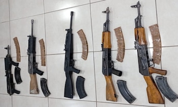 Parte del arsenal decomisado incluye fusiles tipo AK-47, cargadores, chalecos tácticos y placas balísticas. (SSC)